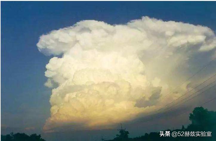 漂浮在天空中的一朵云有多重_漂浮在天空中的一朵云有多重啊