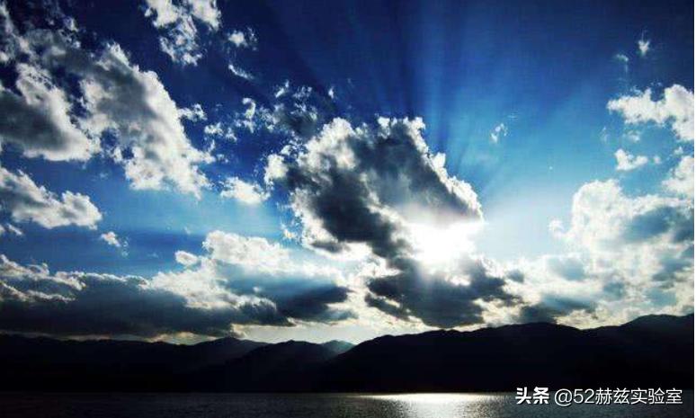 漂浮在天空中的一朵云有多重_漂浮在天空中的一朵云有多重啊