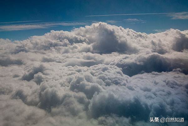 漂浮在天空中的一朵云有多重_漂浮在天空中的一朵云有多重啊