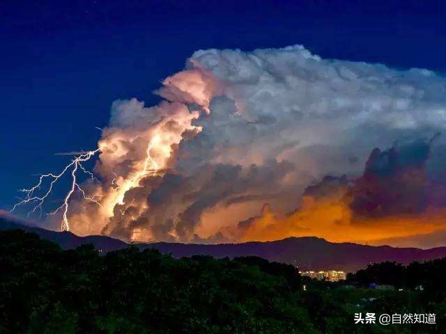 漂浮在天空中的一朵云有多重_漂浮在天空中的一朵云有多重啊