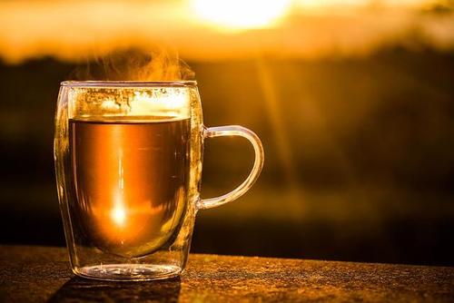 秋天的第一杯奶茶图片真实_秋天的第一杯奶茶图片真实手拿