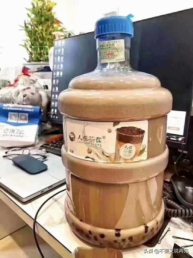 秋天里的第一杯奶茶是什么意思_秋天里的第一杯奶茶是什么意思?为什么朋友圈都在发