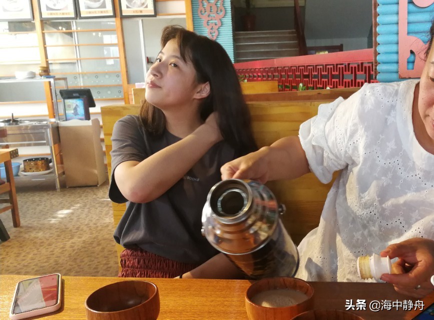 秋天的第一杯奶茶是什么含义_女生送男生秋天的第一杯奶茶是什么含义